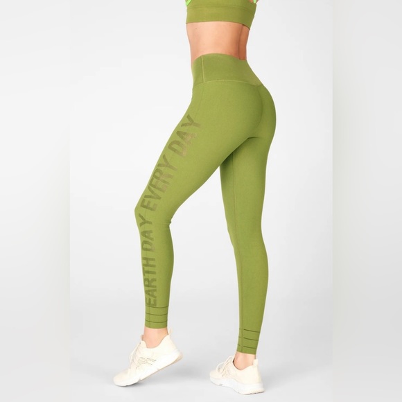 Fabletics Earth Day Outfit 🌏🌱 - Picture 2 of 11